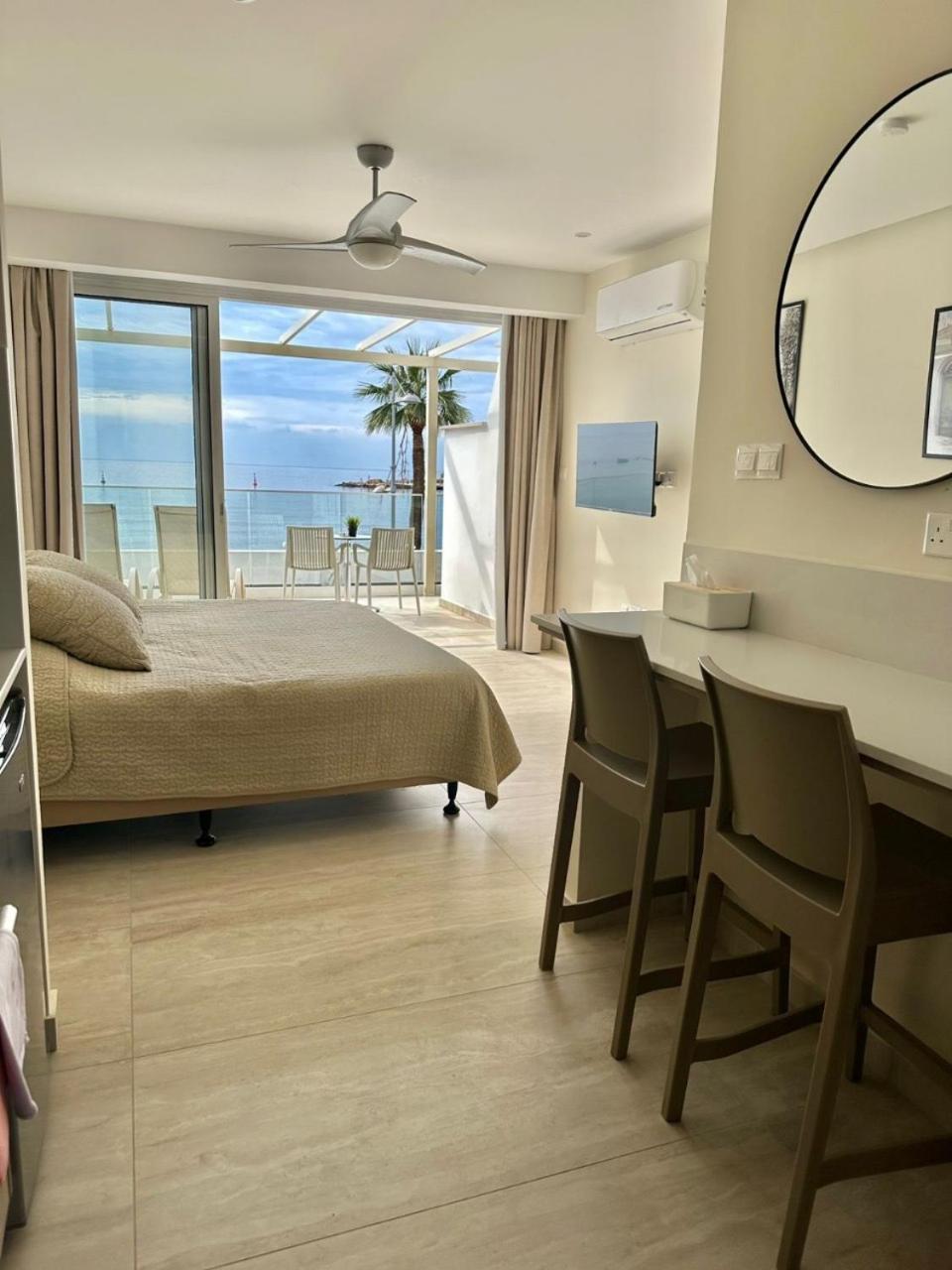 Harbour Lights Studio Apartments Paphos Buitenkant foto