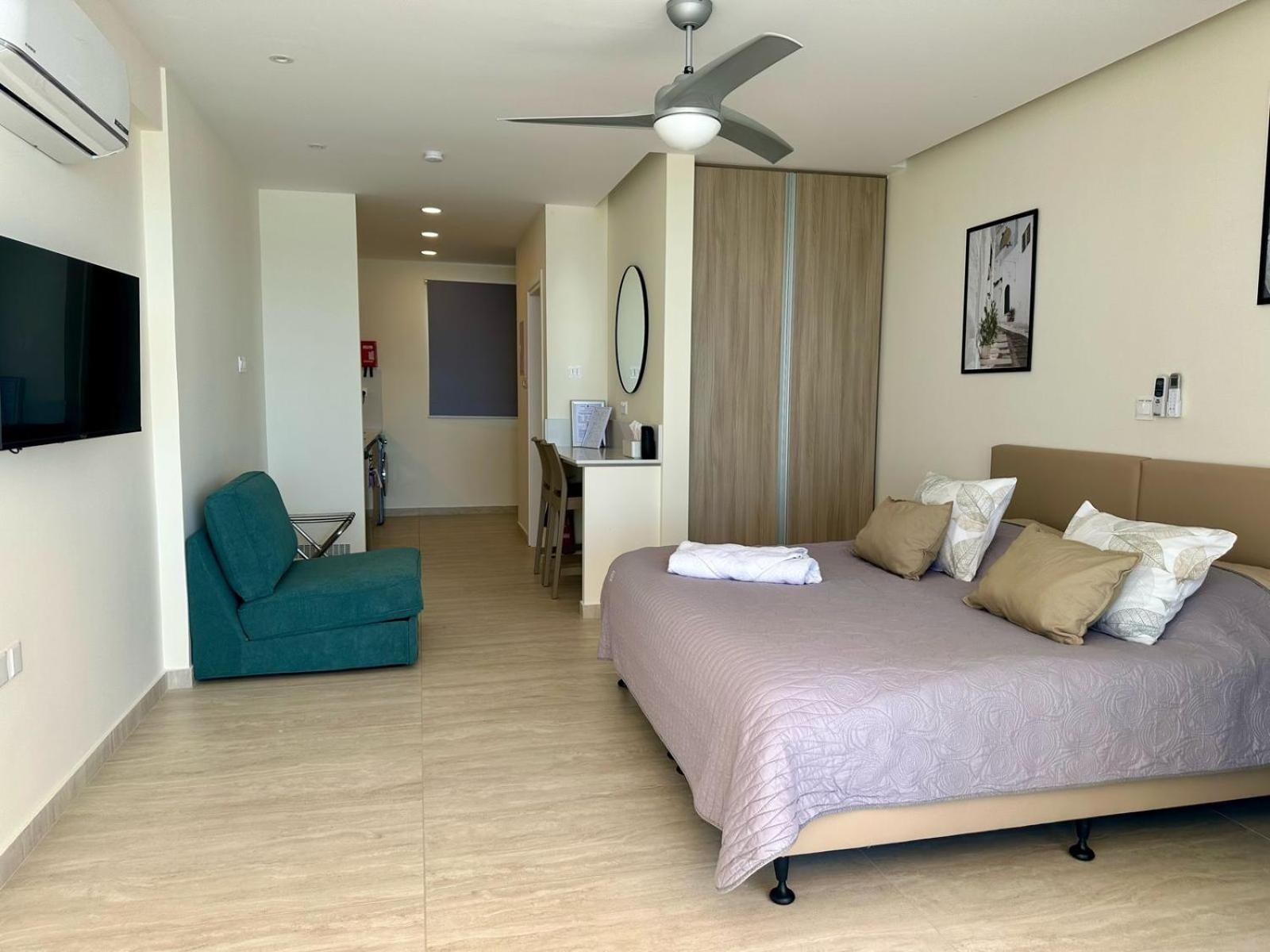 Harbour Lights Studio Apartments Paphos Buitenkant foto